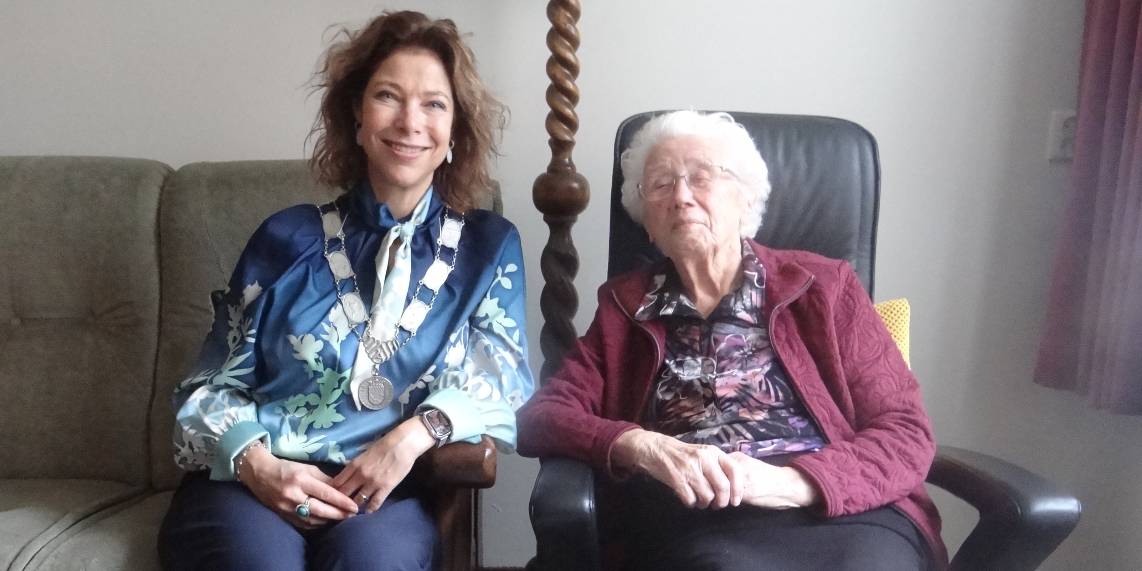 Foto: Voor mevrouw Vis (101) speelde de naaimachine een belangrijke rol: 'Ik maakte mijn eigen trouwjurk'