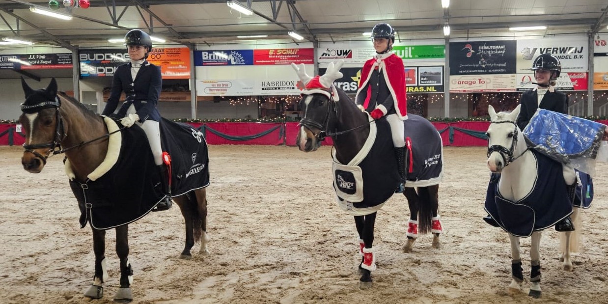 Foto: Ponyclub Klein Maar Dapper bezet volledig podium bij Kerstconcours in Kootwijkerbroek!