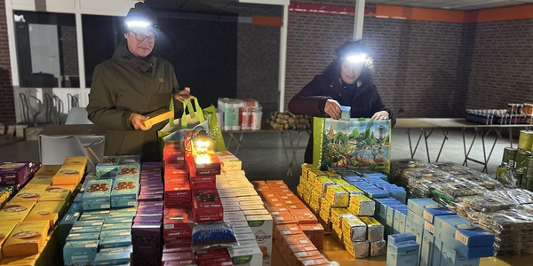 Foto: Deze vrijwilligers staan nu letterlijk zelf in de kou, maar 150 kerstpakketten moeten klaar