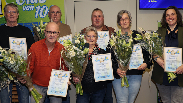 Foto: VV Nunspeet viert inzet van zeven leden met eretitel