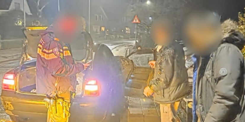 Foto: Politie vindt wapen in auto na controle in Elspeet