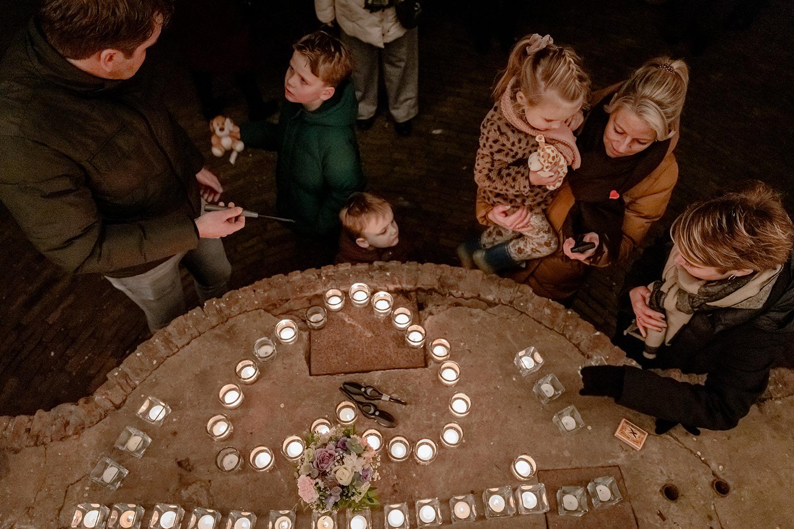 Foto: Een zee van lichtjes voor overleden kinderen in het Oranjepark in Nunspeet