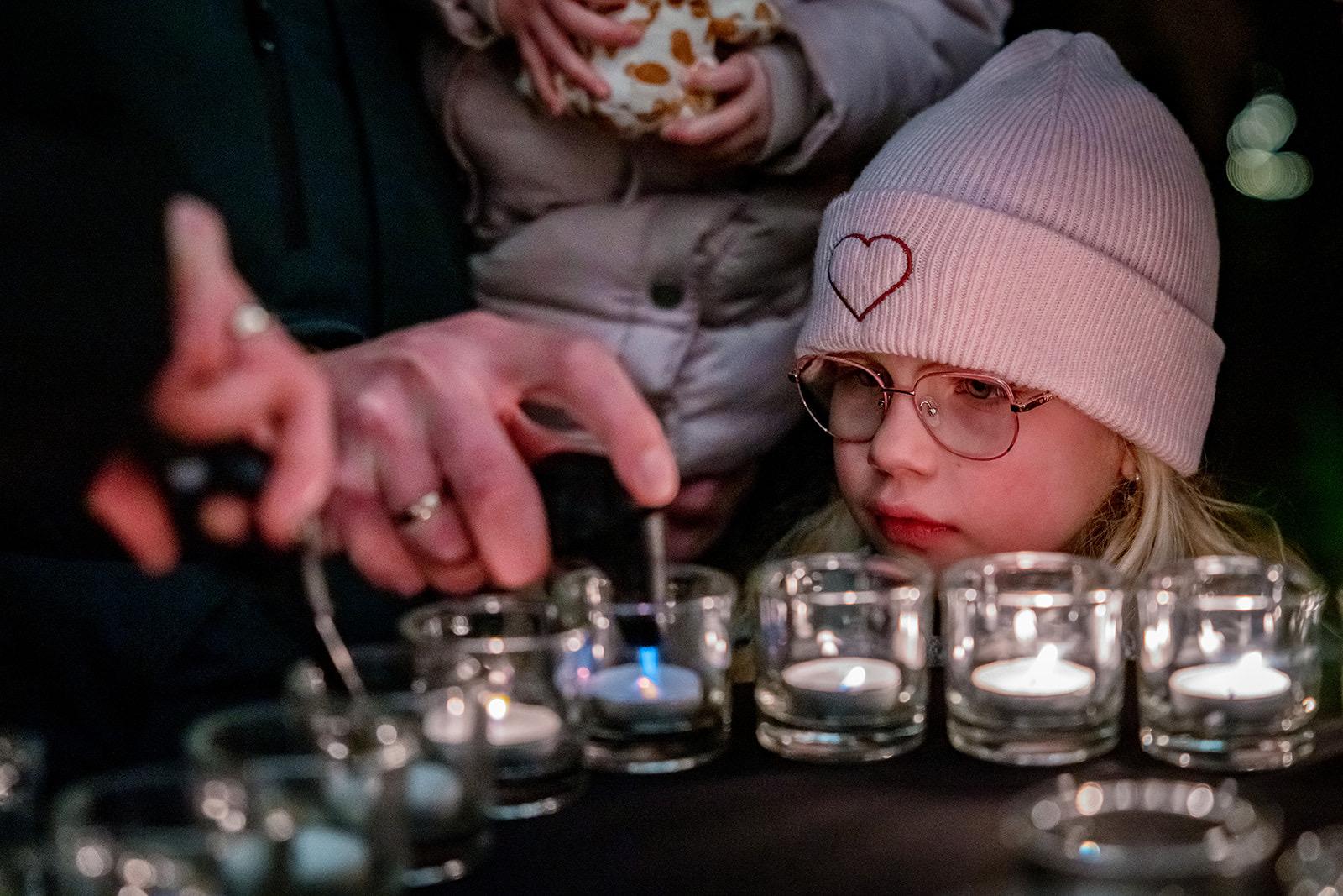 Foto: Een zee van lichtjes voor overleden kinderen in het Oranjepark in Nunspeet