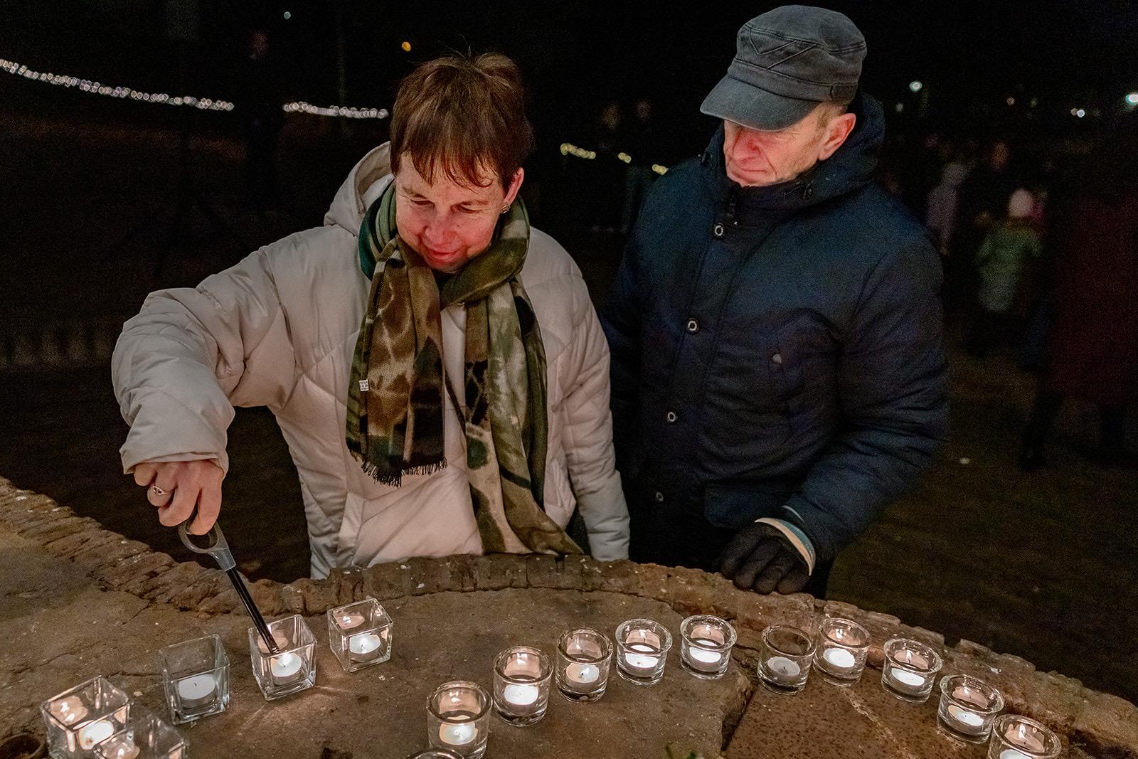 Foto: Een zee van lichtjes voor overleden kinderen in het Oranjepark in Nunspeet