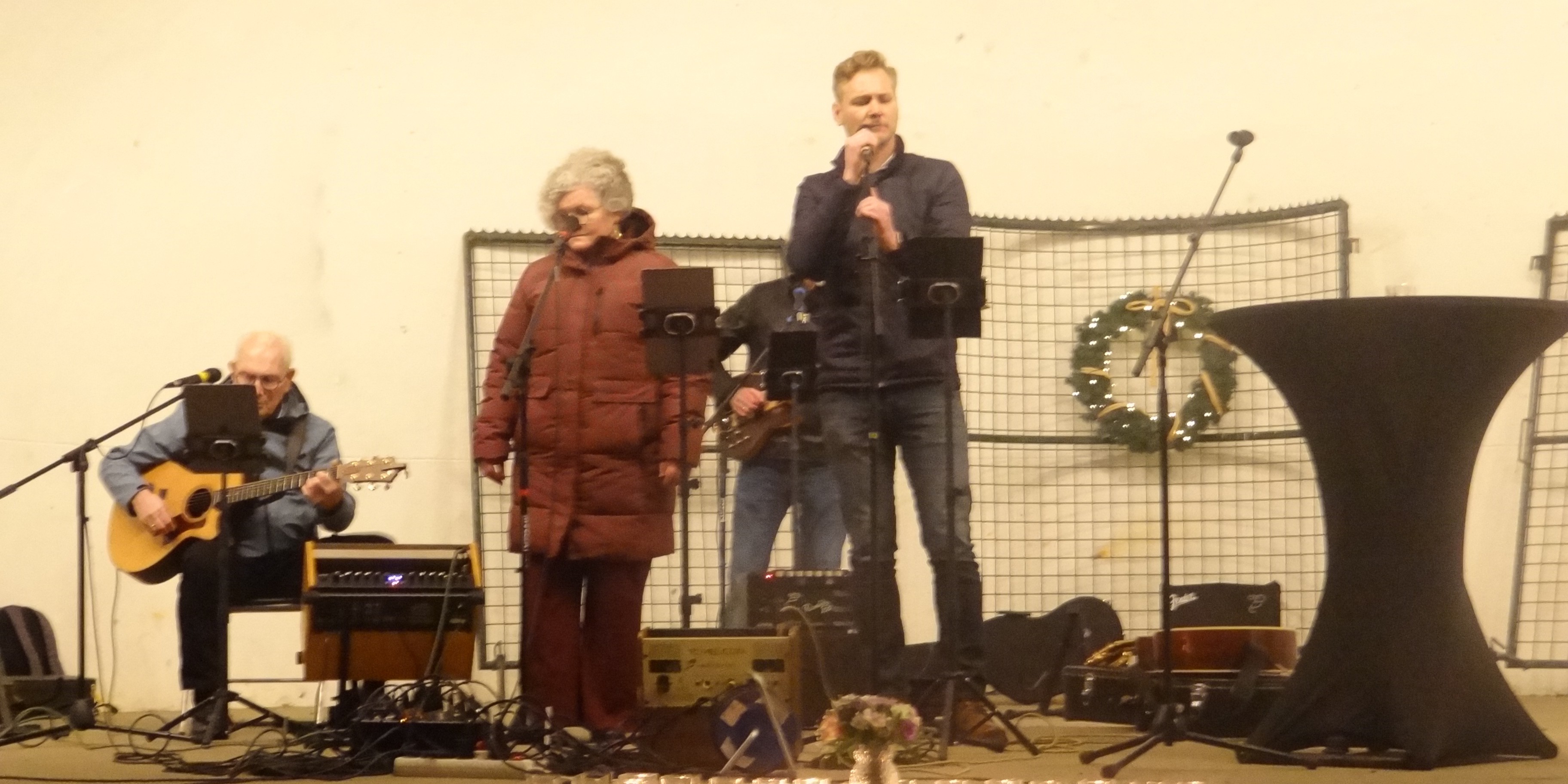 Foto: Een zee van lichtjes voor overleden kinderen in het Oranjepark in Nunspeet