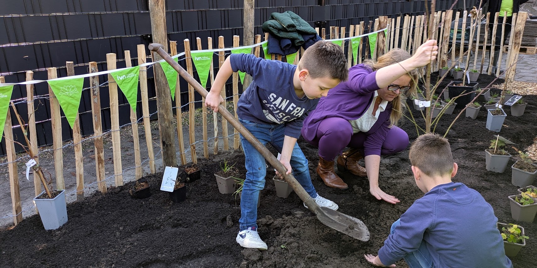 Foto: Leerlingen van De Ceder leggen eigen voedselbosje aan op schoolplein