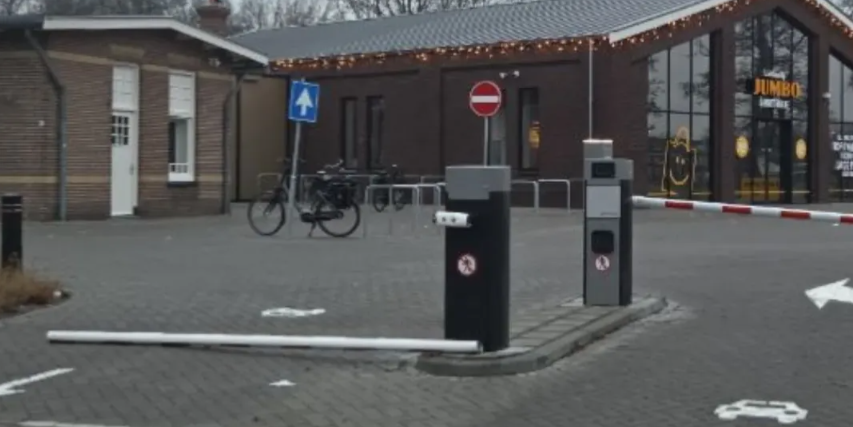 Foto: Eerste dader meldt zich na dubbele slagboomvernieling bij Jumbo Elburg: 'Pure baldadigheid'