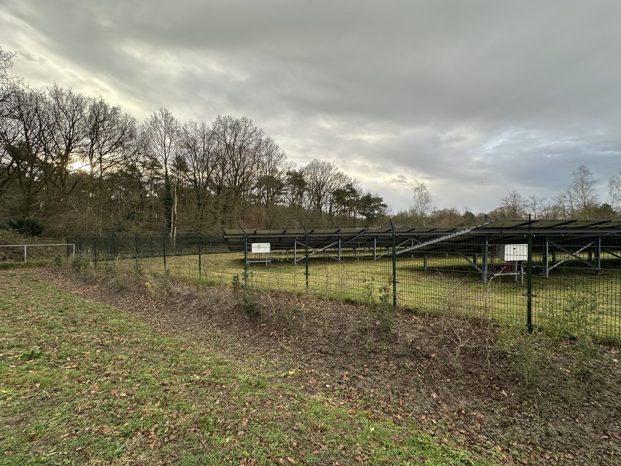 Foto: Door deze obstakels is het wandelpad bij De Kijktuinen voorlopig van de baan