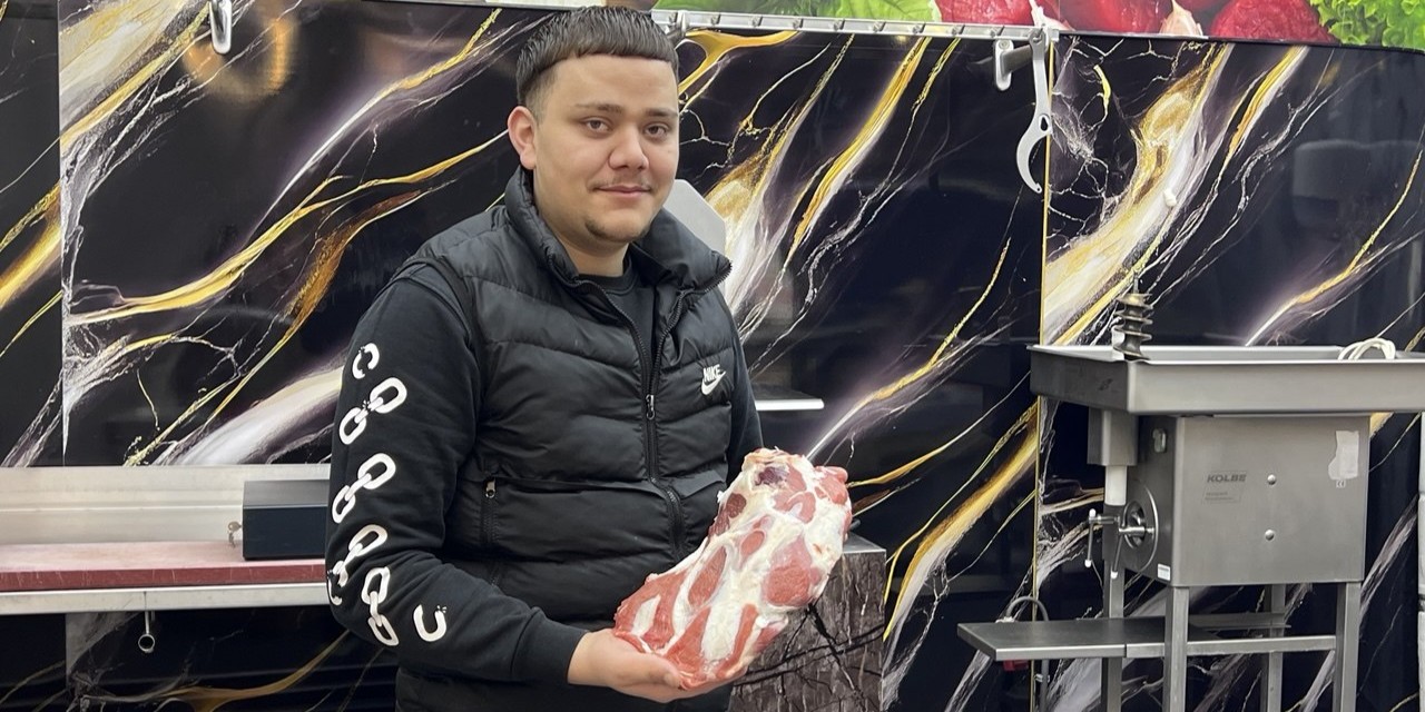 Foto: Basel Bahsik opent eigen halal slagerij in Nunspeet: 'Doe dit voor mijn vader'
