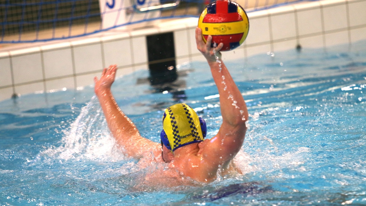 Foto: De Nunspeetse waterpoloërs winnen pikant duel
