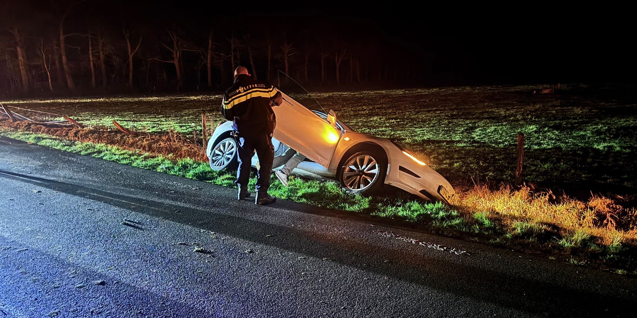 Foto: Jonge bestuurder belandt met Tesla in greppel in Elspeet