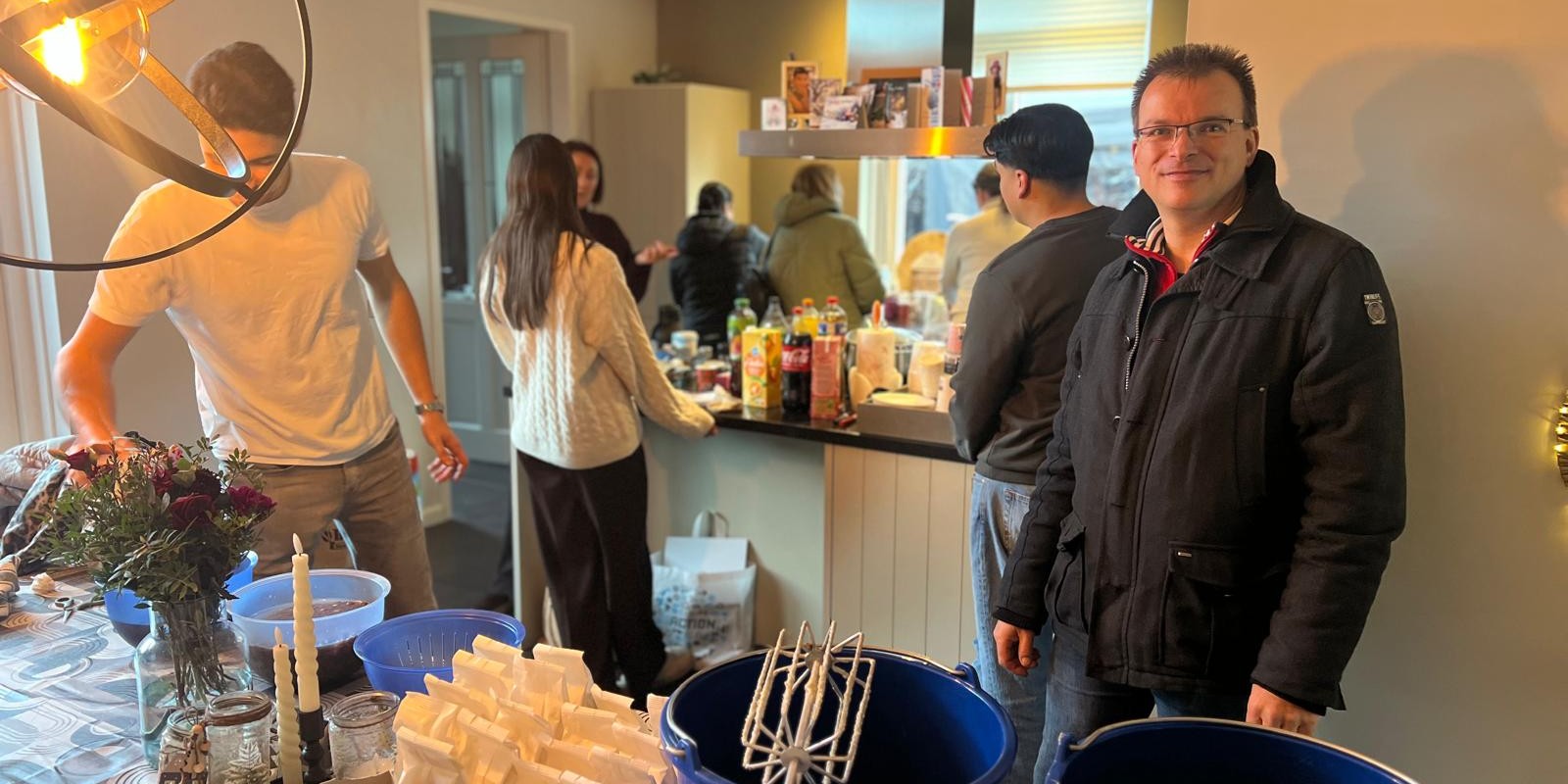 Foto: Bij Gert en Lea bakken ze zeker 2000 oliebollen voor dit goede doel