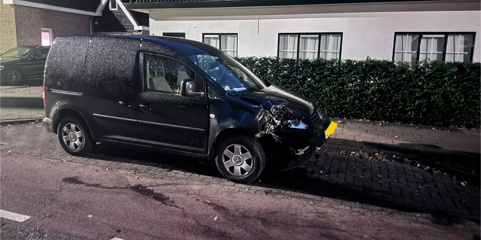 Foto: Auto botst tegen boom op Harderwijkerweg; bestuurder spoorloos