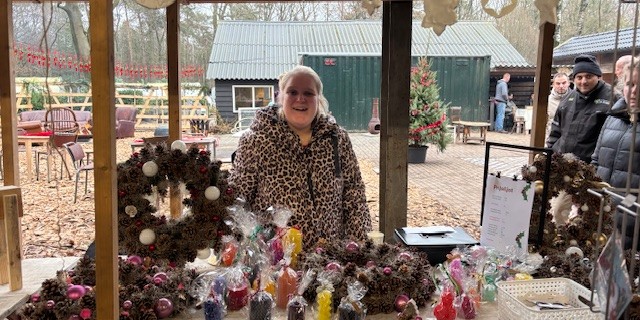 Foto: Winterwarmte uit eigen werkplaats: Kerstmarkt Tuingroep De Stek