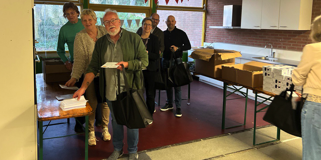 Foto: Geen woorden maar daden: raadsleden pakken zelf noodpakketten in