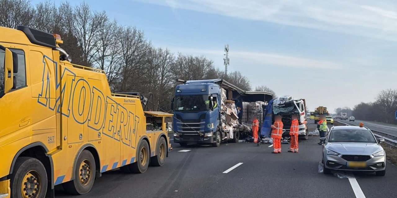 Foto: Ongeval met drie vrachtwagens zorgt voor problemen op de A1