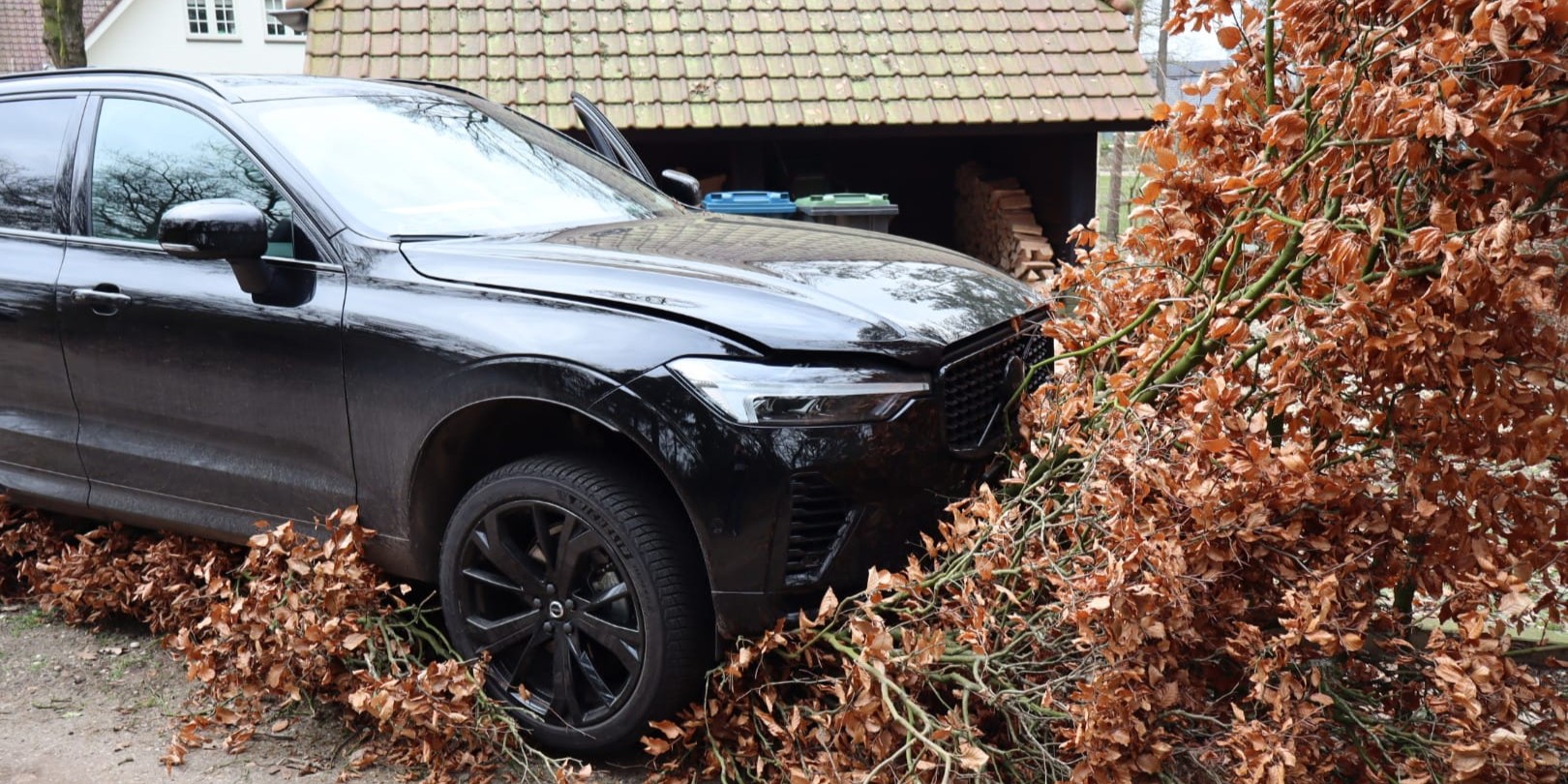 Foto: Bestuurder onwel in Uddel, auto belandt in heg