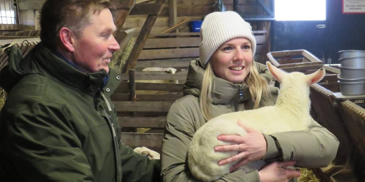 Foto: Bekende schaatsster adopteert de eerste lammetjes van de kudde Epe-Heerde