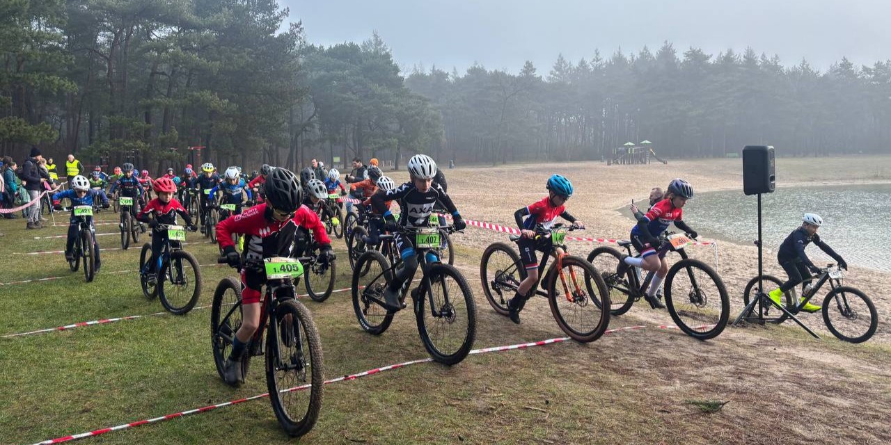 Foto: Strijdlustige finale van de Veluwse MTB competitie rondom de Zandenplas