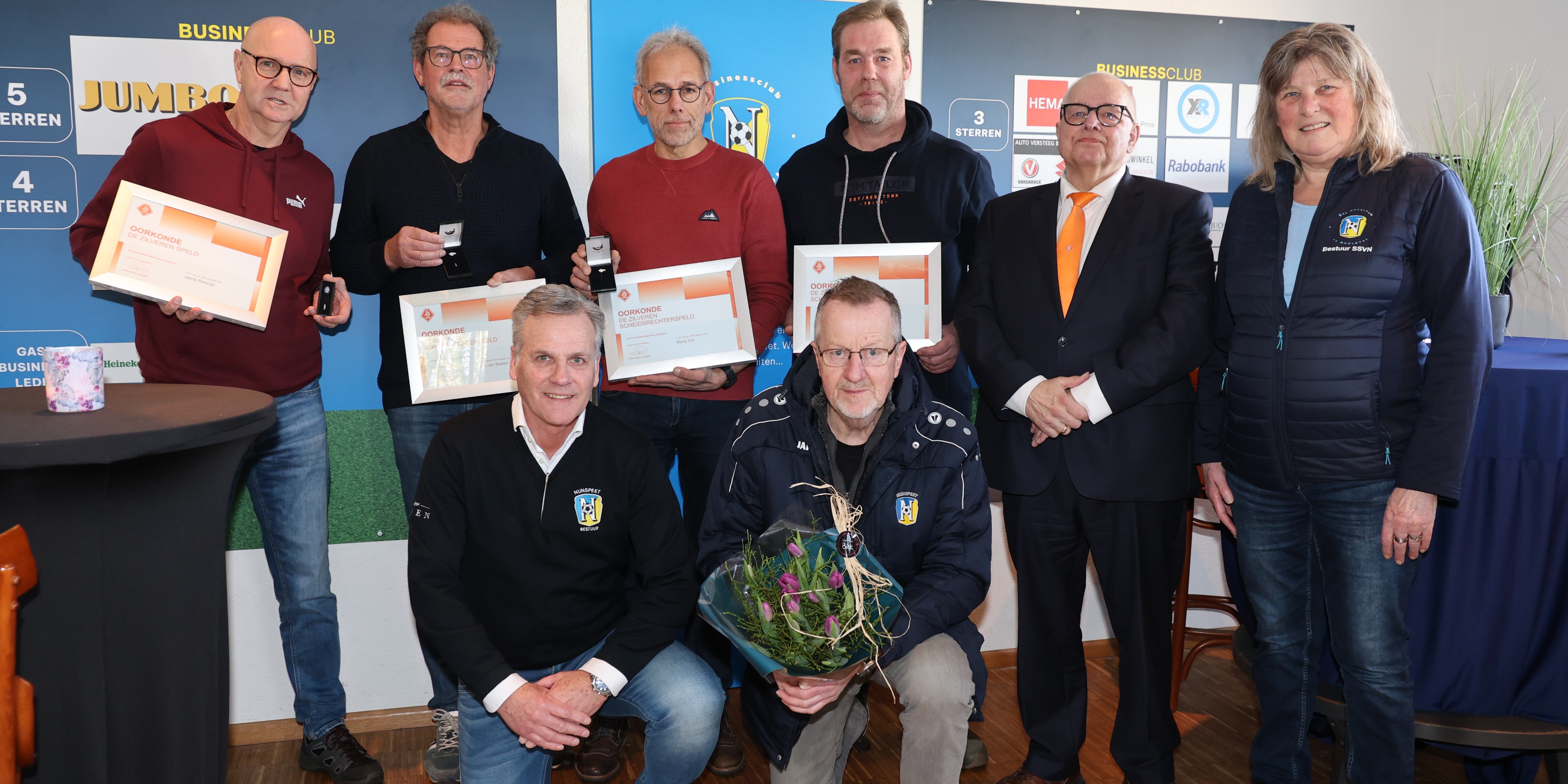 Foto: Vijf scheidsrechters vv Nunspeet gehuldigd door KNVB