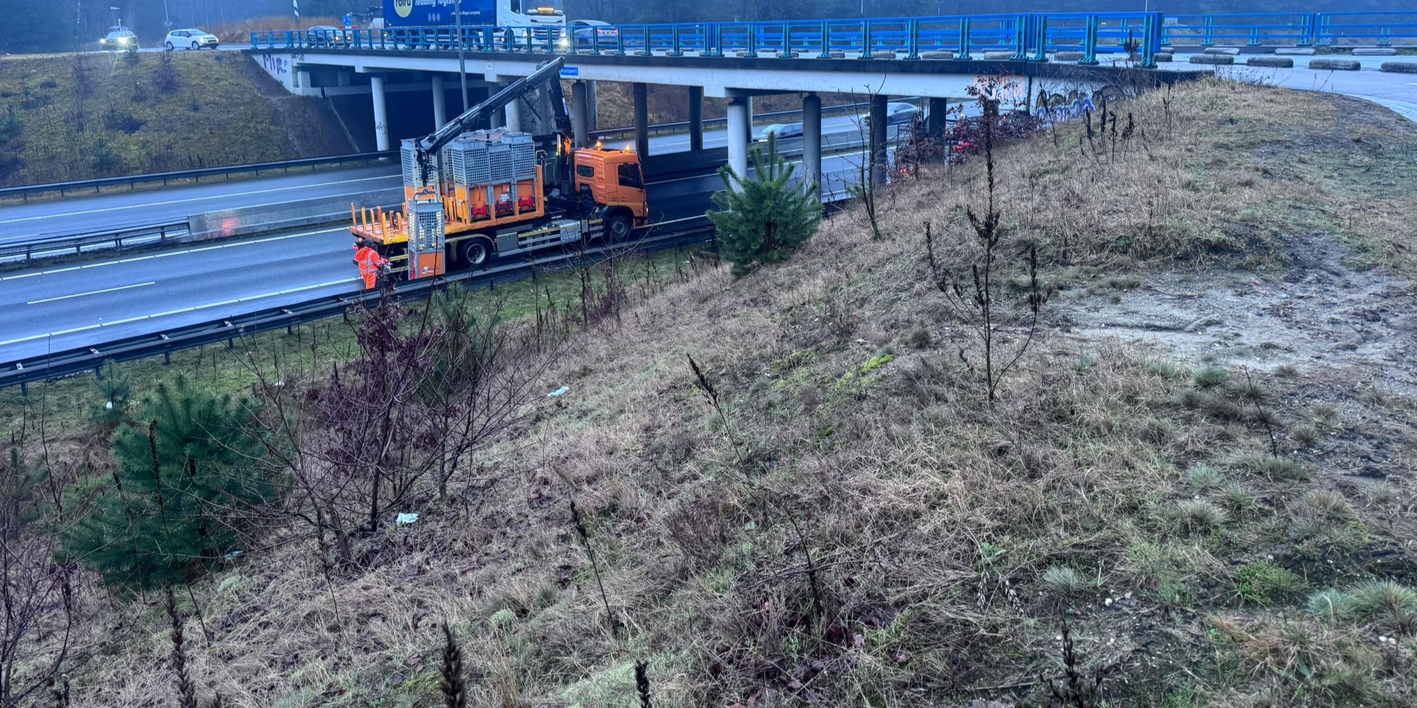 Foto: Lange file op A28 bij Nunspeet door schade aan viaduct