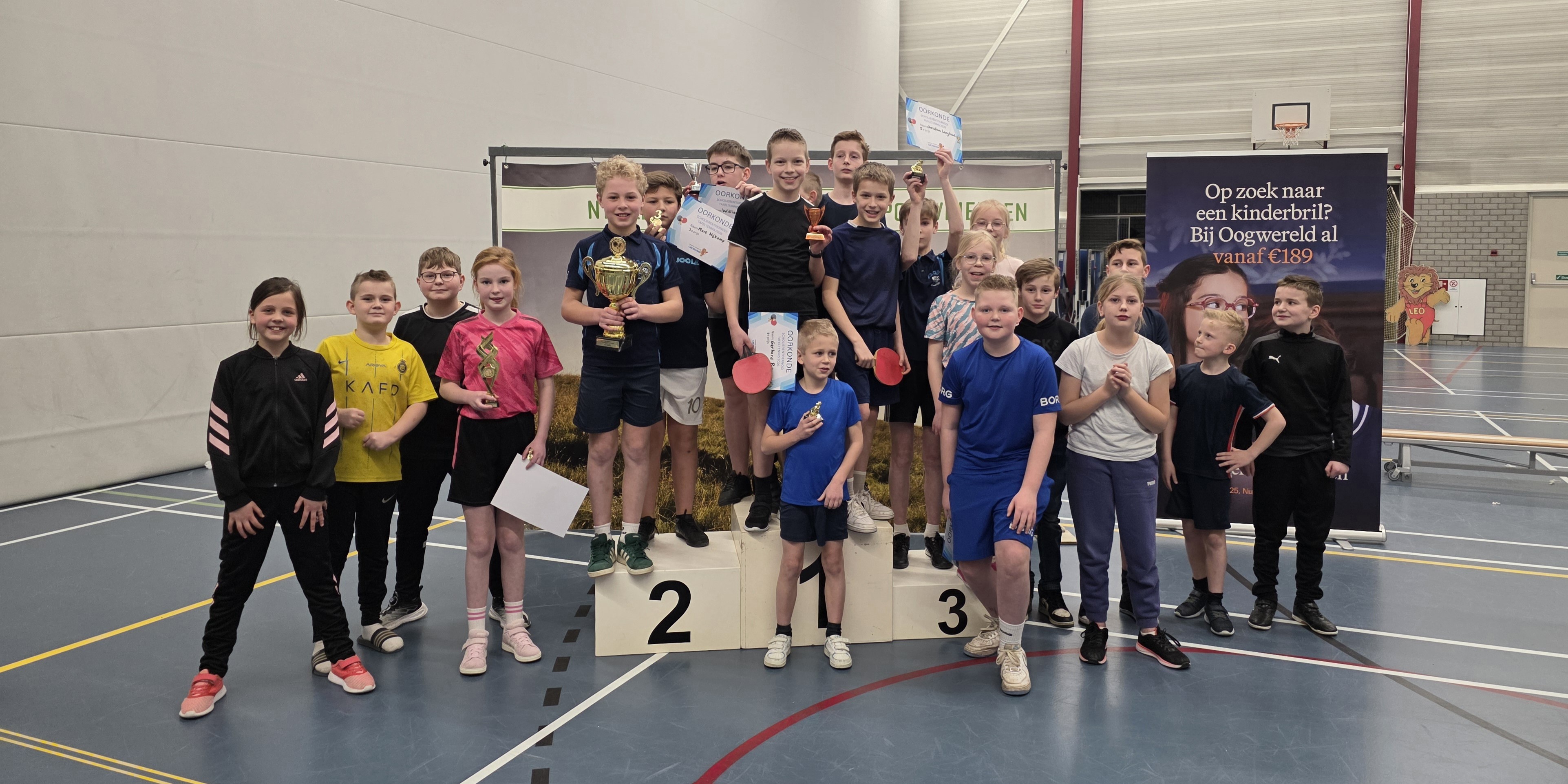 Foto: Ds. C. de Ridderschool grijpt nieuwe wisselbeker bij 42e scholieren tafeltennistoernooi 