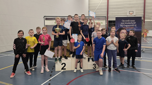 Foto: Ds. C. de Ridderschool grijpt nieuwe wisselbeker bij 42e scholieren tafeltennistoernooi 