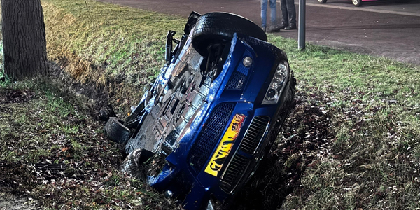 Foto: Auto op zijn kop in sloot na aanrijding op Elburgerweg bij Nunspeet