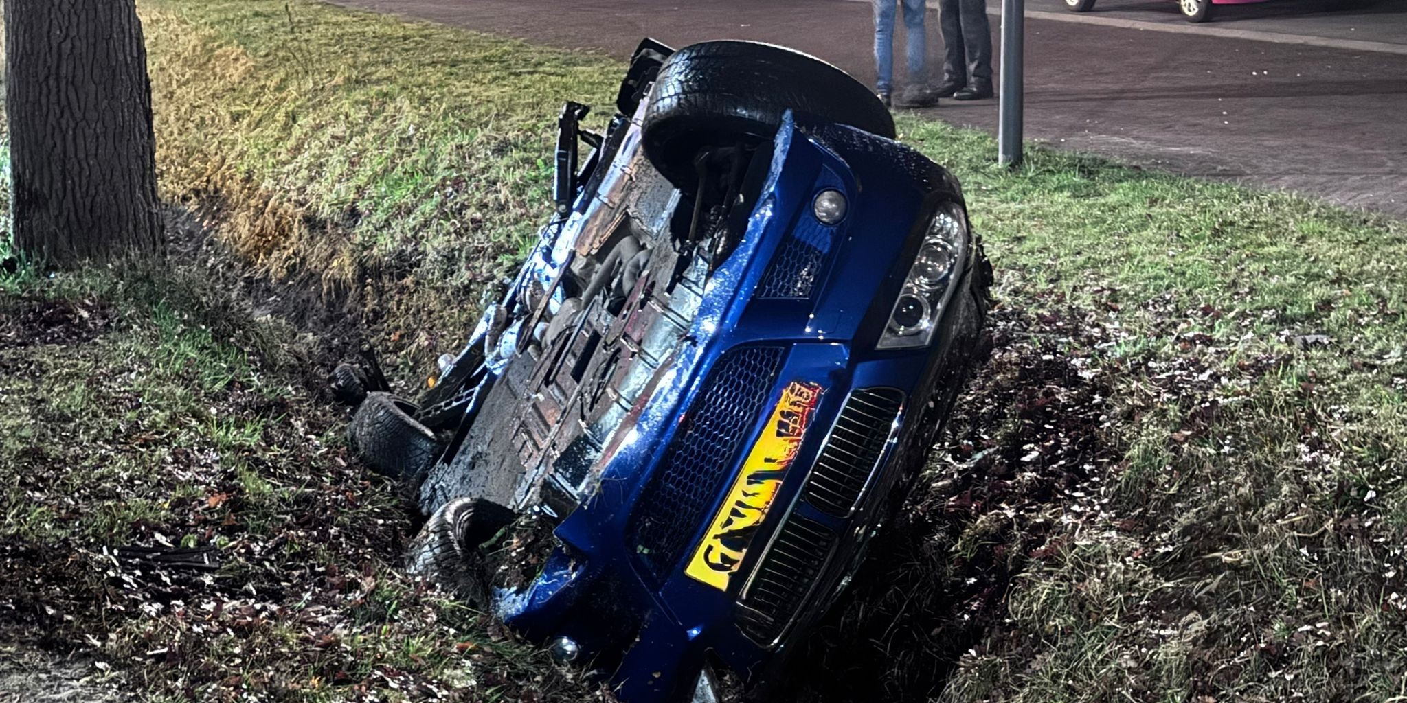 Foto: Auto op zijn kop in sloot na aanrijding op Elburgerweg bij Nunspeet