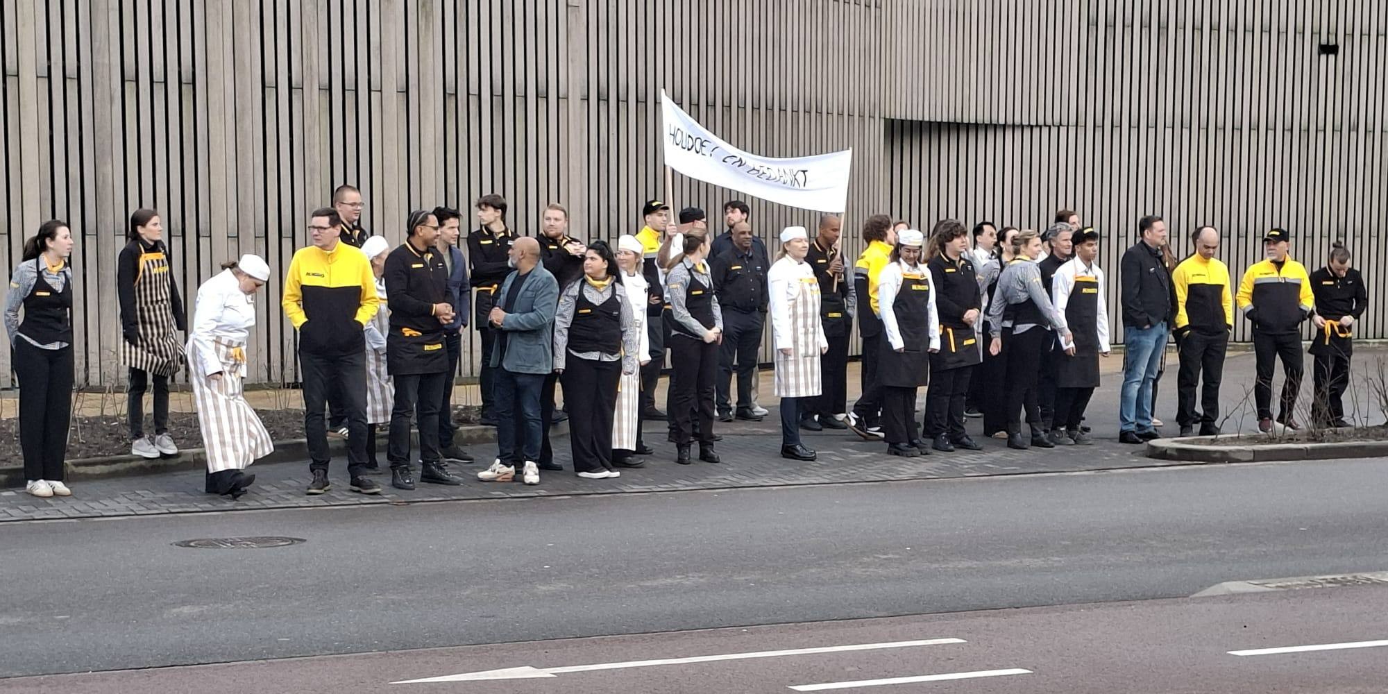 Foto: Filmcrew strijkt neer bij plaatselijke supermarkt voor nieuwe tv-commercial