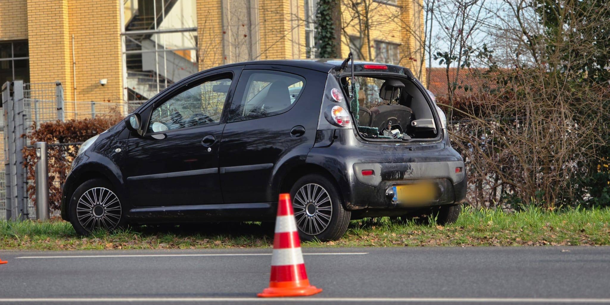Foto: Motorrijder botst achter op auto in Nunspeet