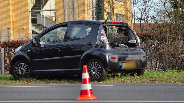 Foto: Motorrijder botst achter op auto in Nunspeet