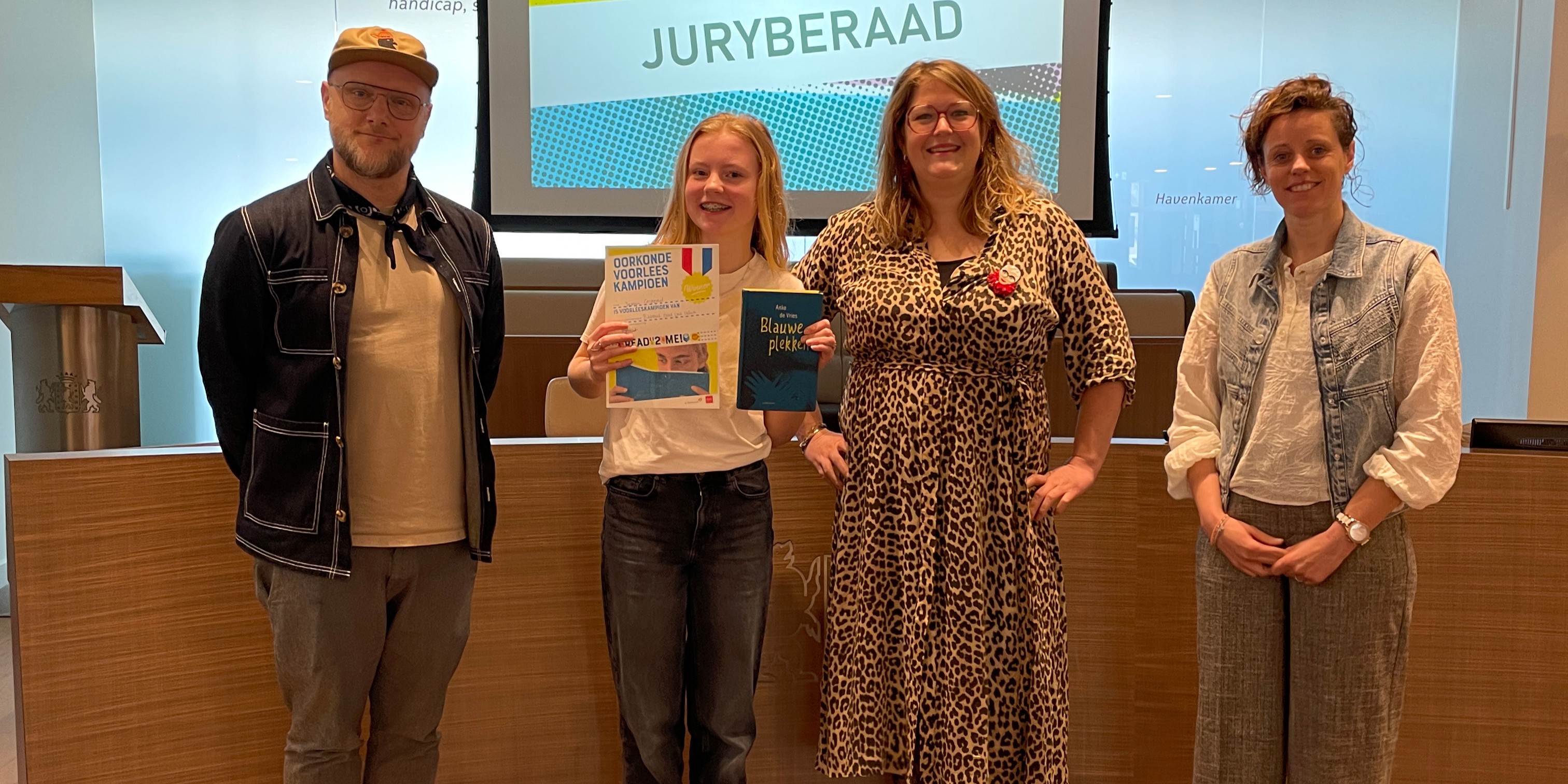 Foto: Jasmijn Corporaal uit Nunspeet wint regionale voorleeswedstrijd voor brugklassers