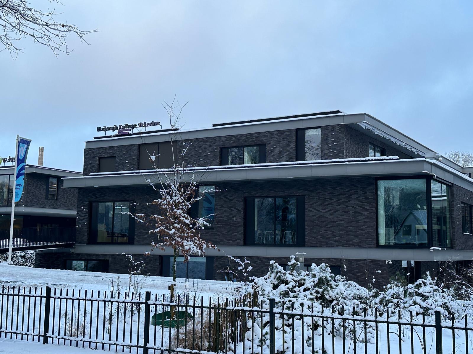 Foto: Vrijwel alle middelbare scholen in regio dicht door winterweer, behalve hier