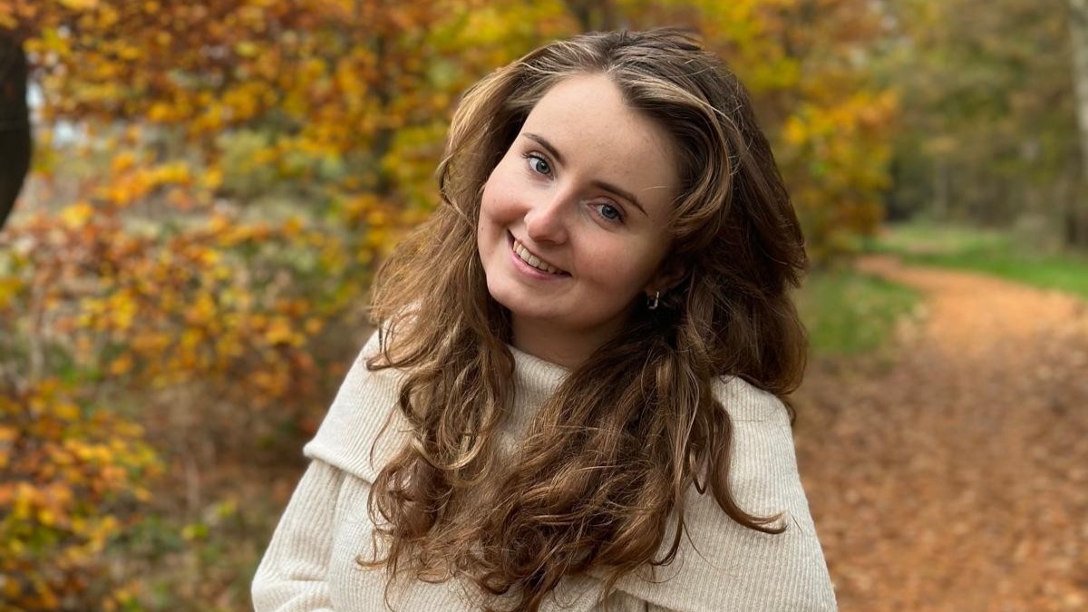 Foto: Laura’s (30) verhaal maakt onzichtbare pijn bij vrouwen zichtbaar