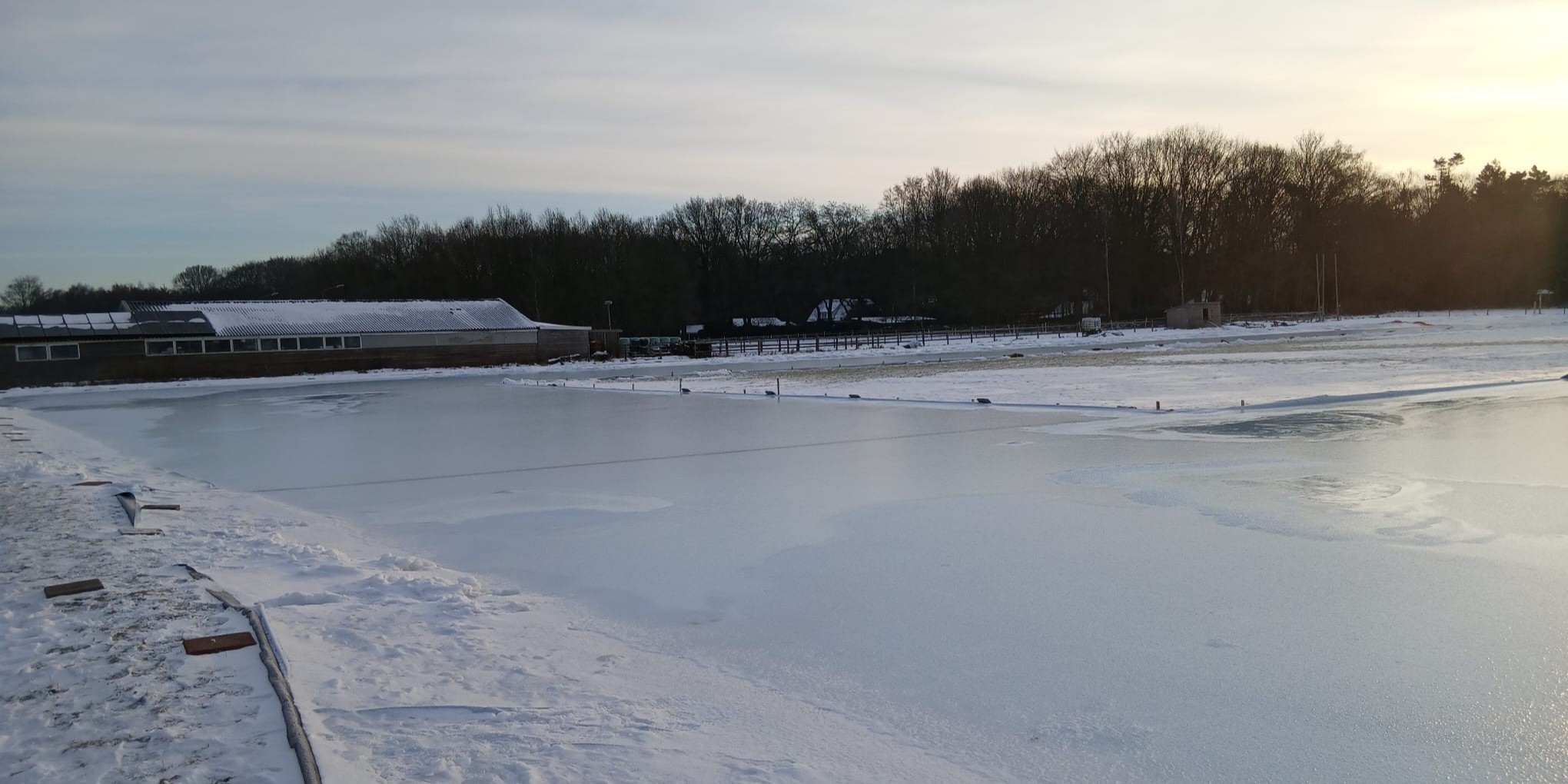 Foto: Schaatsbaan Hulshorst nog niet open door onvoldoende ijs
