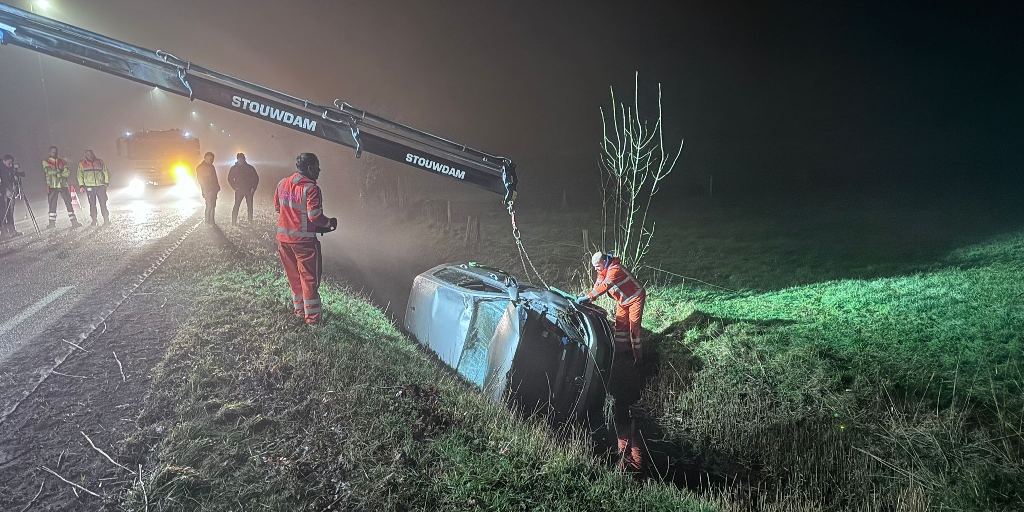 Foto: Auto belandt in de sloot tussen Oldebroek en Wezep
