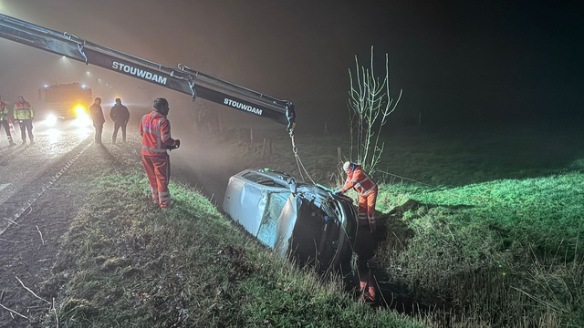 Foto: Auto belandt in de sloot tussen Oldebroek en Wezep