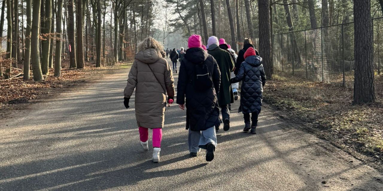Foto: Ruim honderd mensen lopen in Harderwijk mee voor passende zorg voor vrouwen