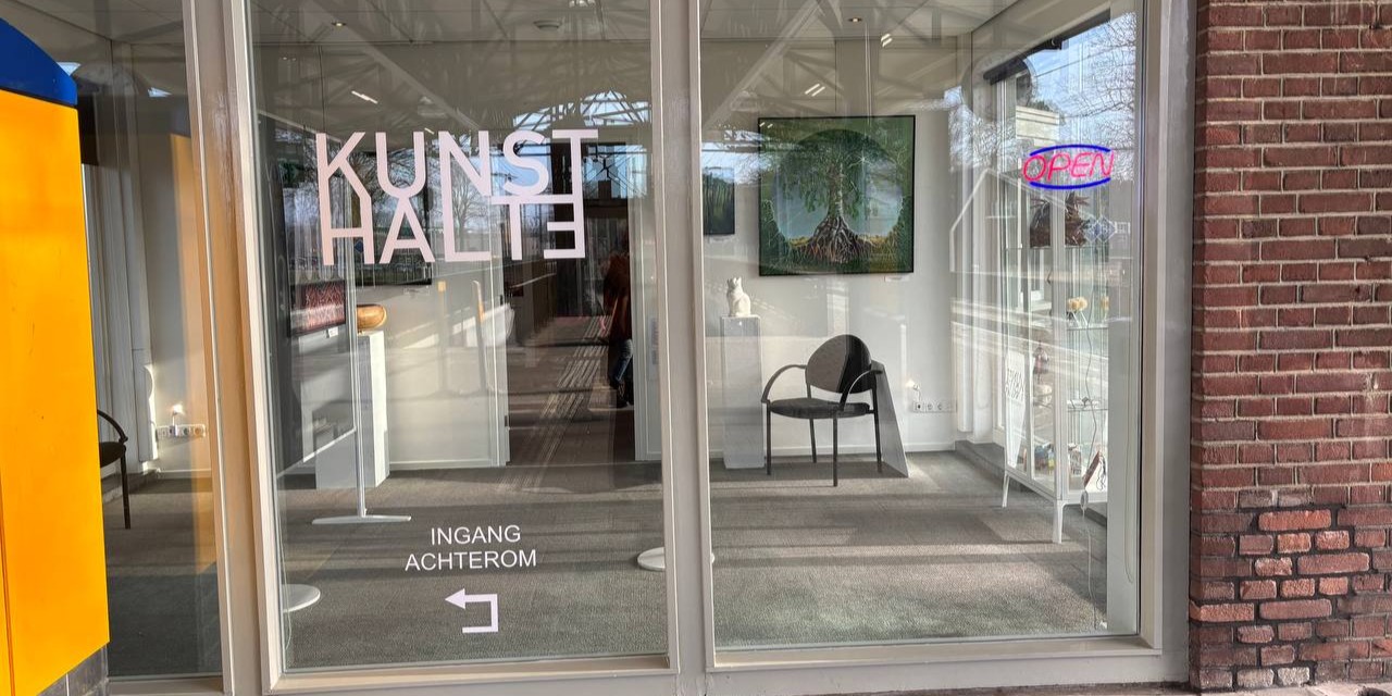 Foto: Reizigers houden halt bij de kunst op station Nunspeet