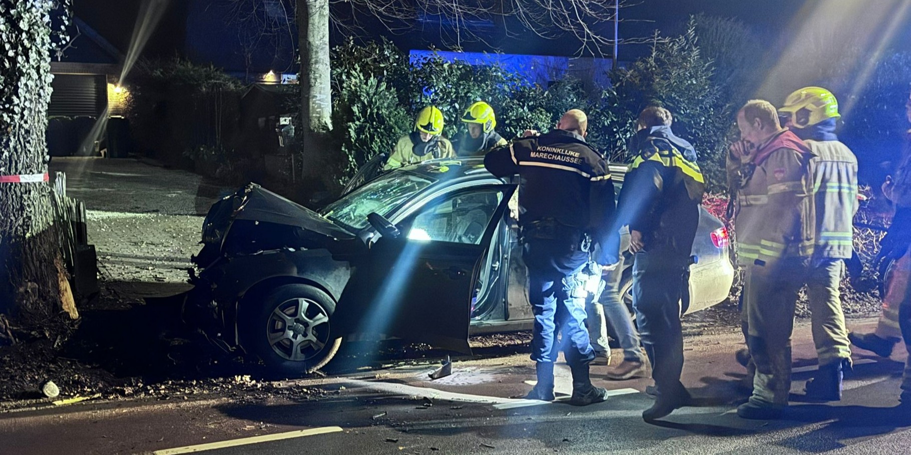 Foto: Auto vliegt uit de bocht in Elspeet: bestuurder mogelijk onder invloed