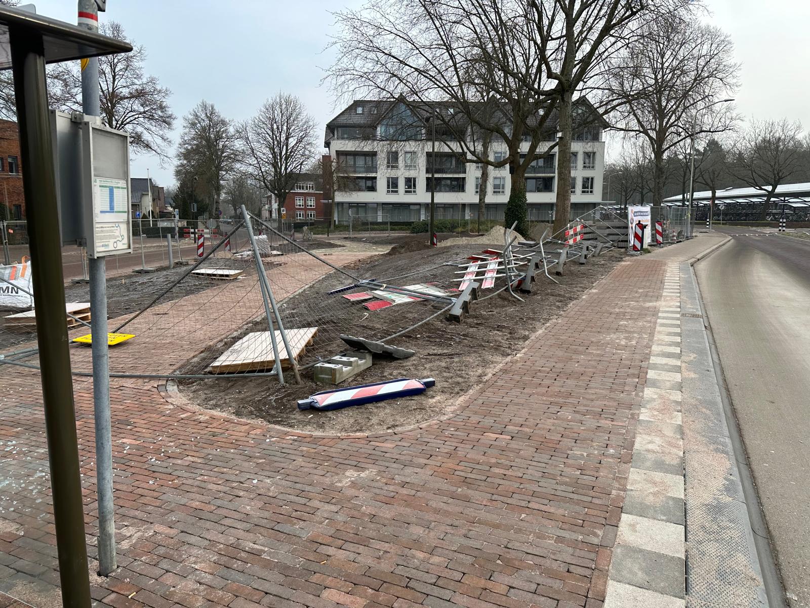 Foto: Bushokje beschadigd en hekwerk omver op Stationsplein Nunspeet