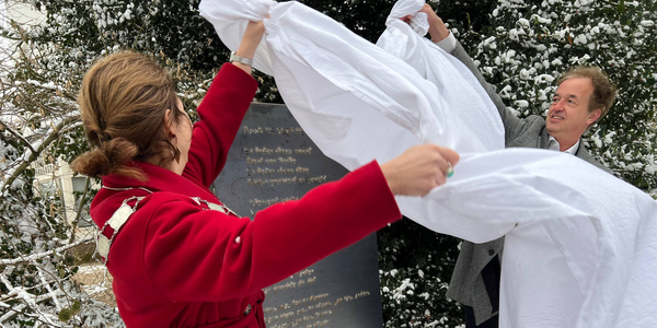 Foto: Liedjesschrijver Jurrian van Dongen vereeuwigd met 45e Muurgedicht