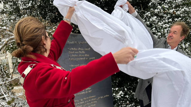 Foto: Liedjesschrijver Jurrian van Dongen vereeuwigd met 45e Muurgedicht