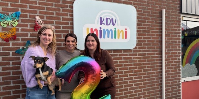 Foto: Ballonnen, blijdschap en buitenpret bij kinderdagverblijf Inimini