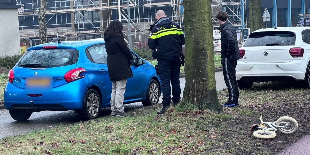 Foto: Kindje met spoed naar het ziekenhuis na aanrijding op Elburgerweg