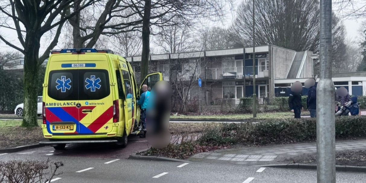 Foto: Kindje met spoed naar het ziekenhuis na aanrijding op Elburgerweg