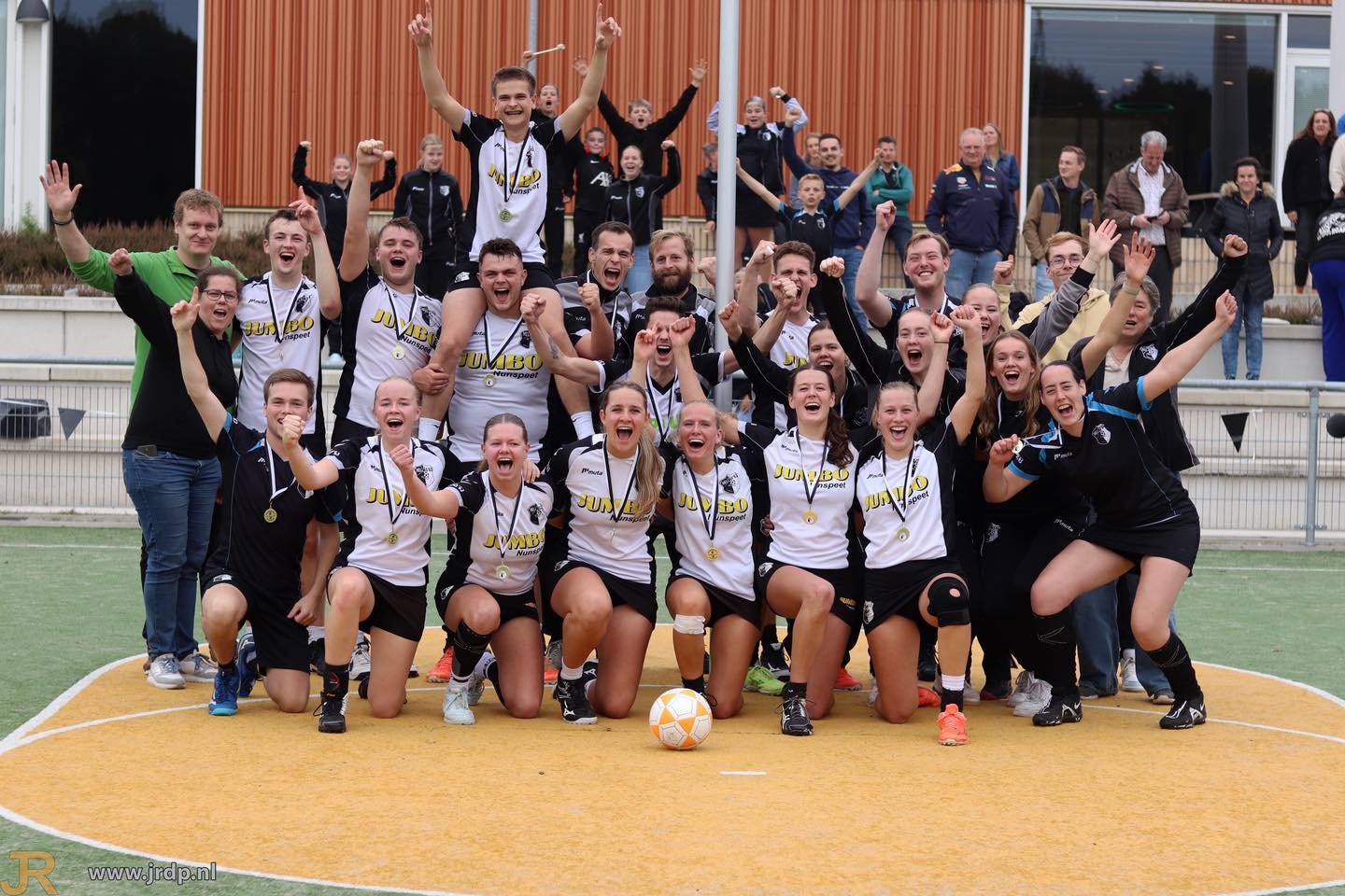 Foto: Vijf kampioenen op één dag bij korfbalvereniging Hellas uit Nunspeet