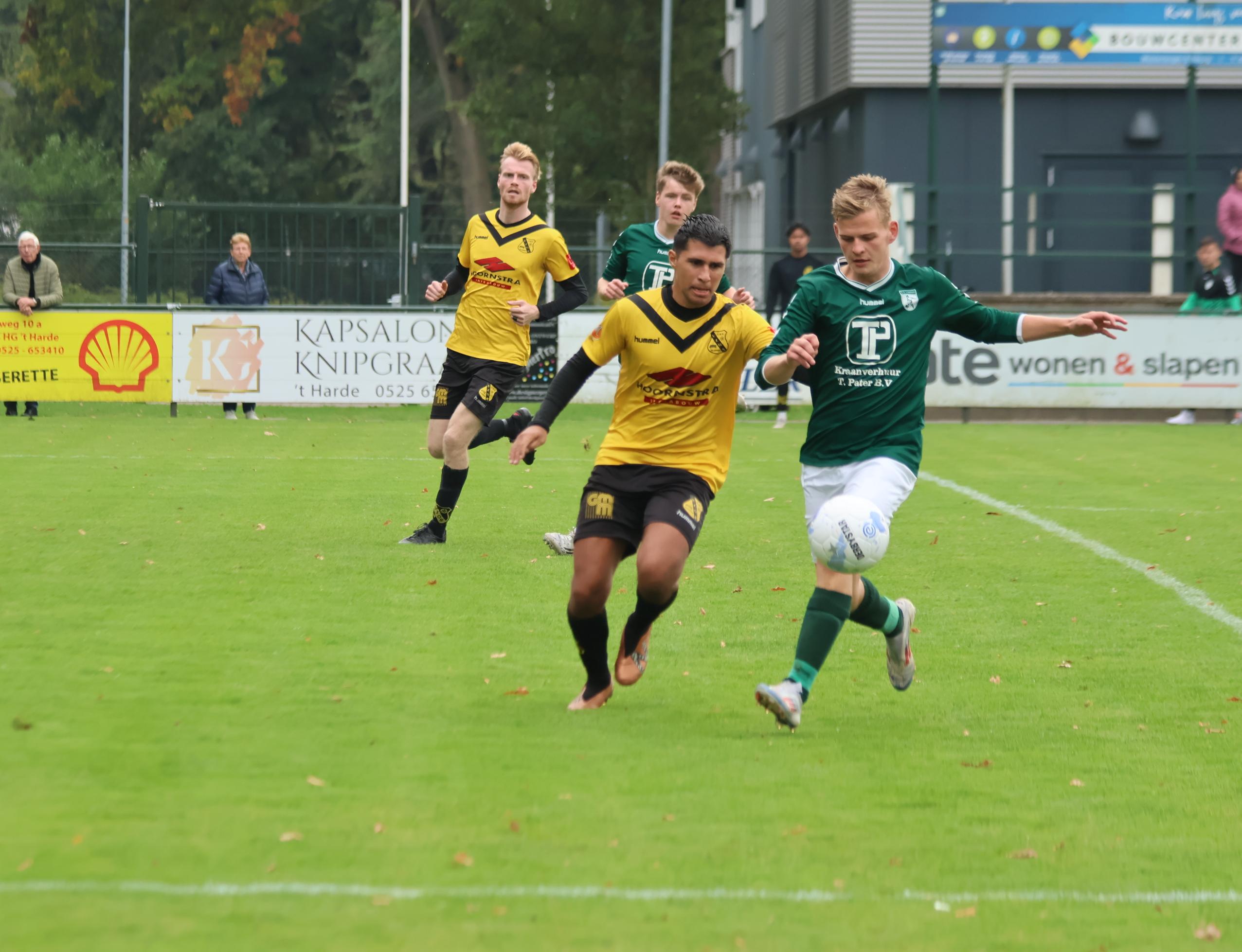 Foto: VIOS Vaassen wint op sportpark Schenk