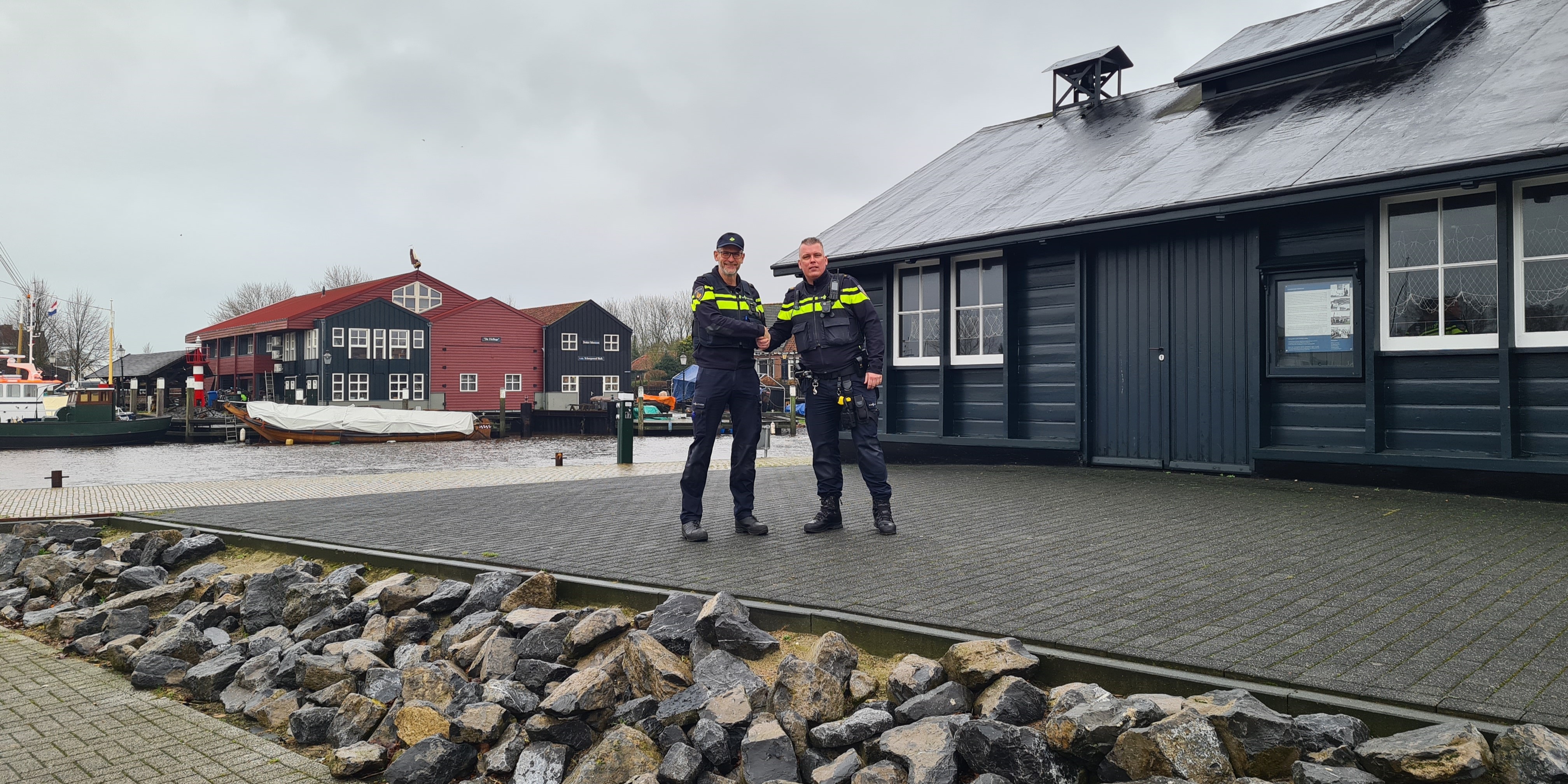 Foto: Gesprek wijkagenten Elburg: ‘Goed contact met inwoners is heel belangrijk’